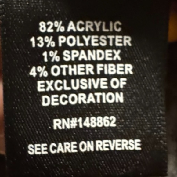 🖤🧵 Cozy-cool with attitude! Cardigan with skull & roses graphics ☠️ 🌹 - Picture 2 of 14